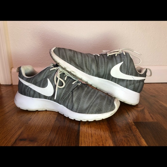 gray nike roshe womens